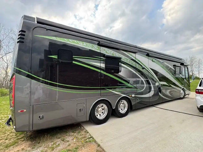 Luxury Motor Home - Sleeps 4 with 1 1/2 Bath