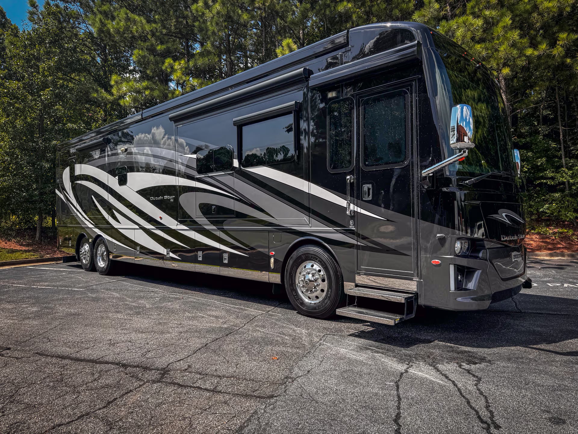Luxury Motor Home- Sleeps 6 with 2 Full Baths