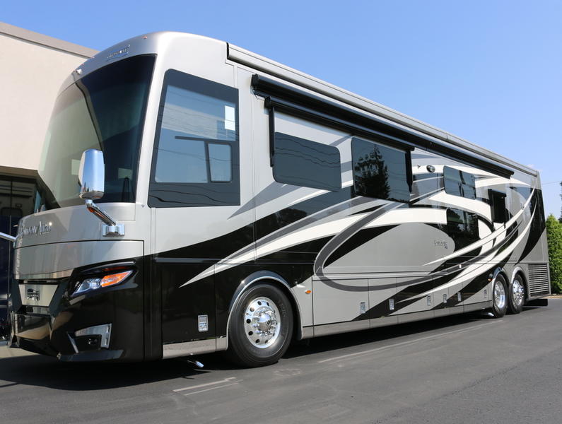Luxury Motor Home - Sleeps 6 with 1 1/2 Bath