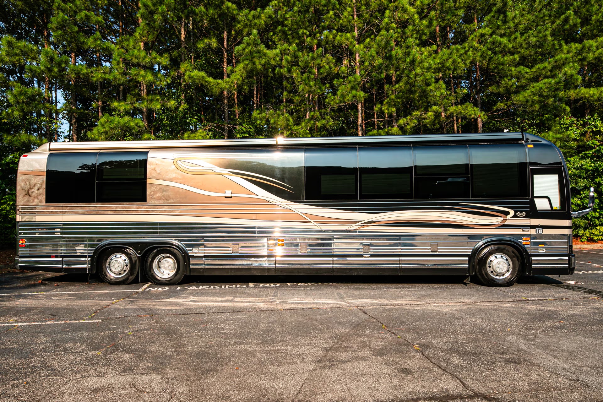 Luxury Motor Home - Sleeps 6 with 1 Full Bath
